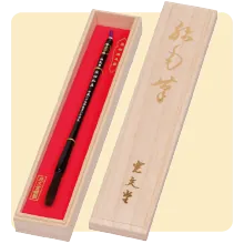 桐箱に入った赤ちゃん筆